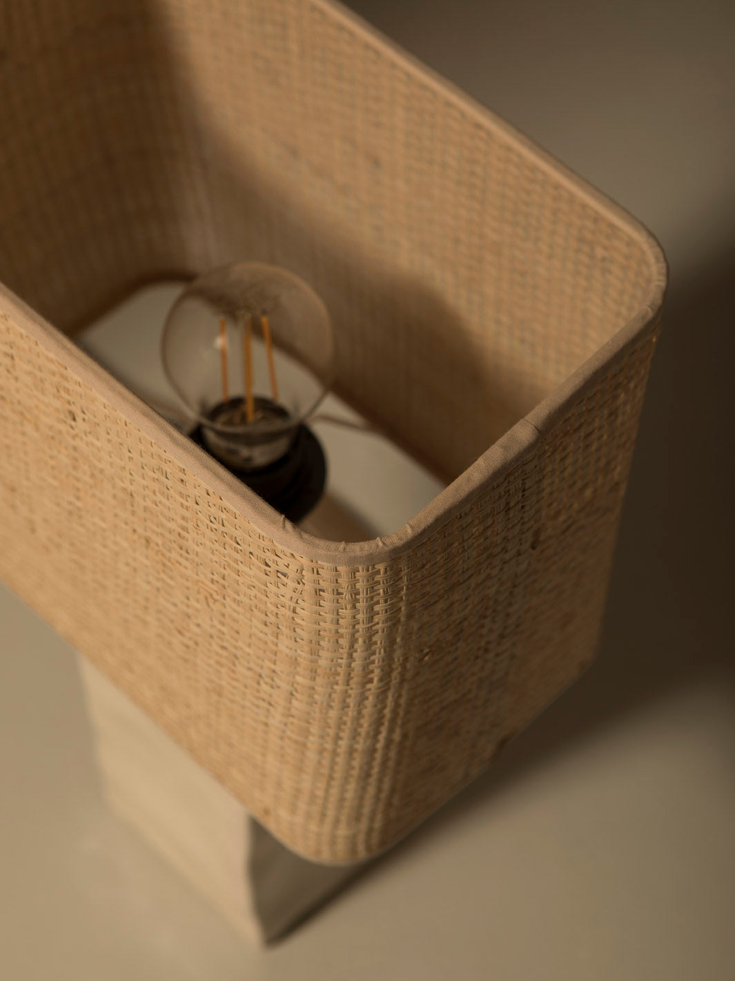 Lámpara de mesa Nomad Ecru