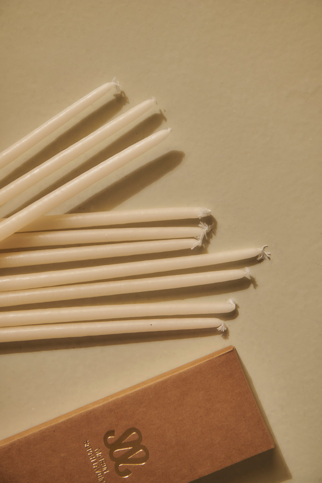 Pack of 12 thin ecru candles