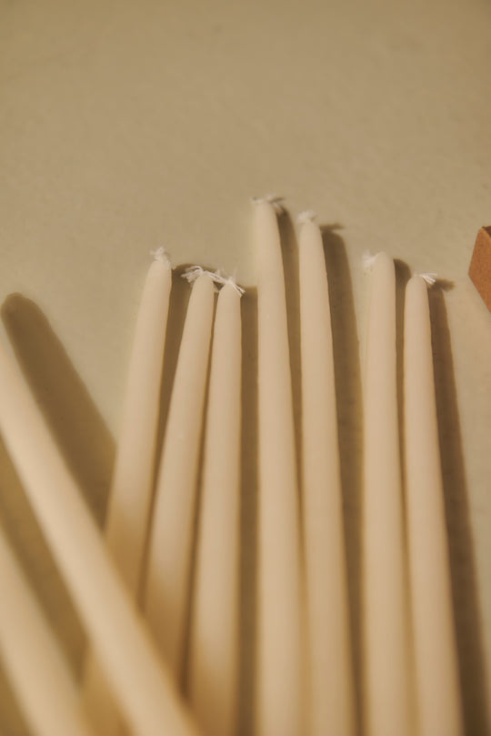Pack of 12 thin ecru candles