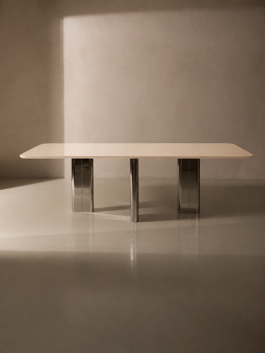 Mesa lacada crema con pata cromada