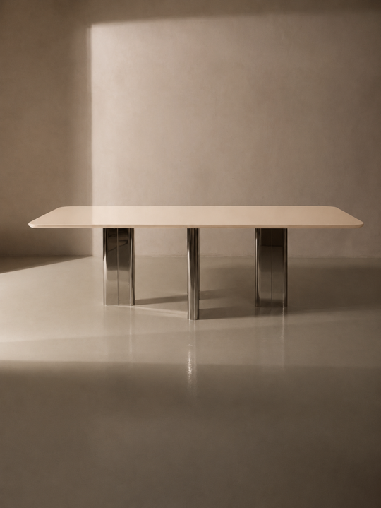 Mesa lacada crema con pata cromada