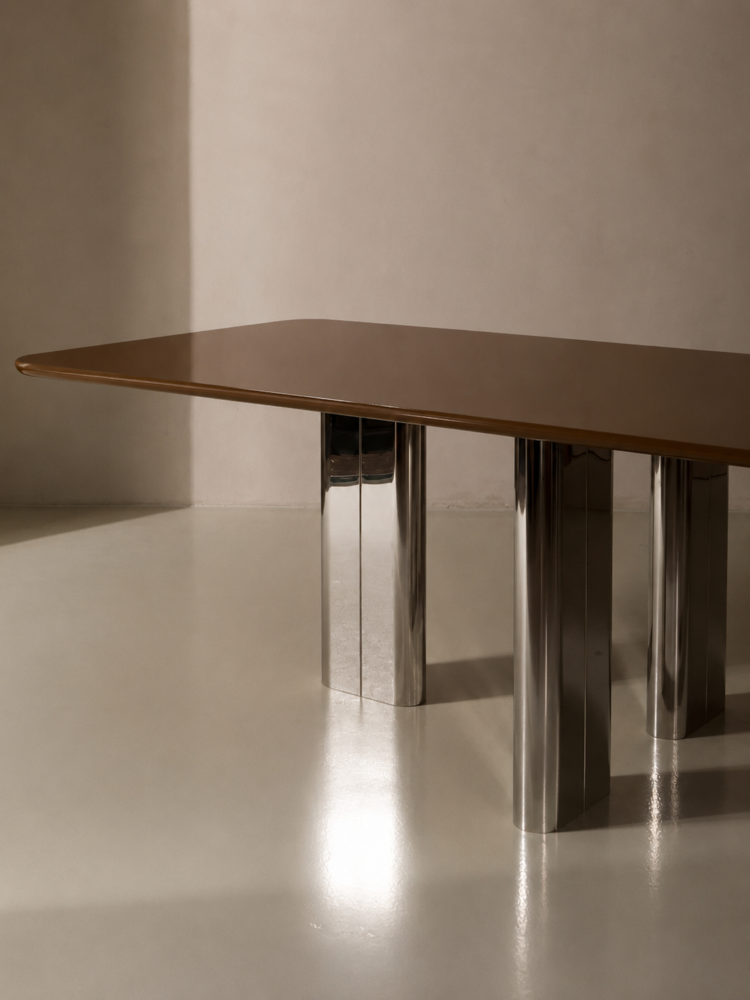 Mesa lacada caramel con pata cromada