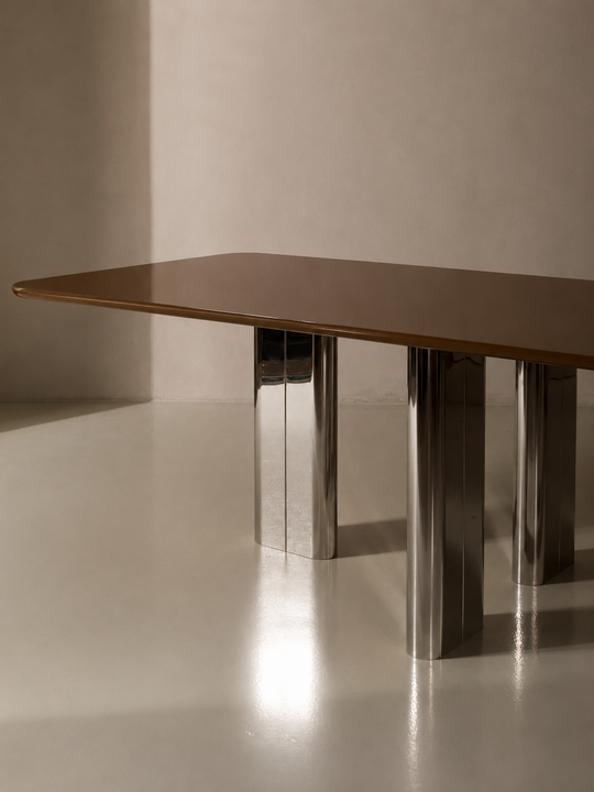 Mesa lacada caramel con pata cromada