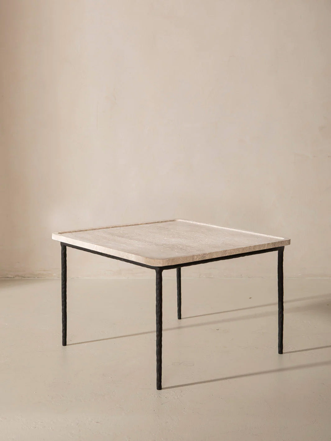 Table Arrow Gallon Martelé 60x60x40cm