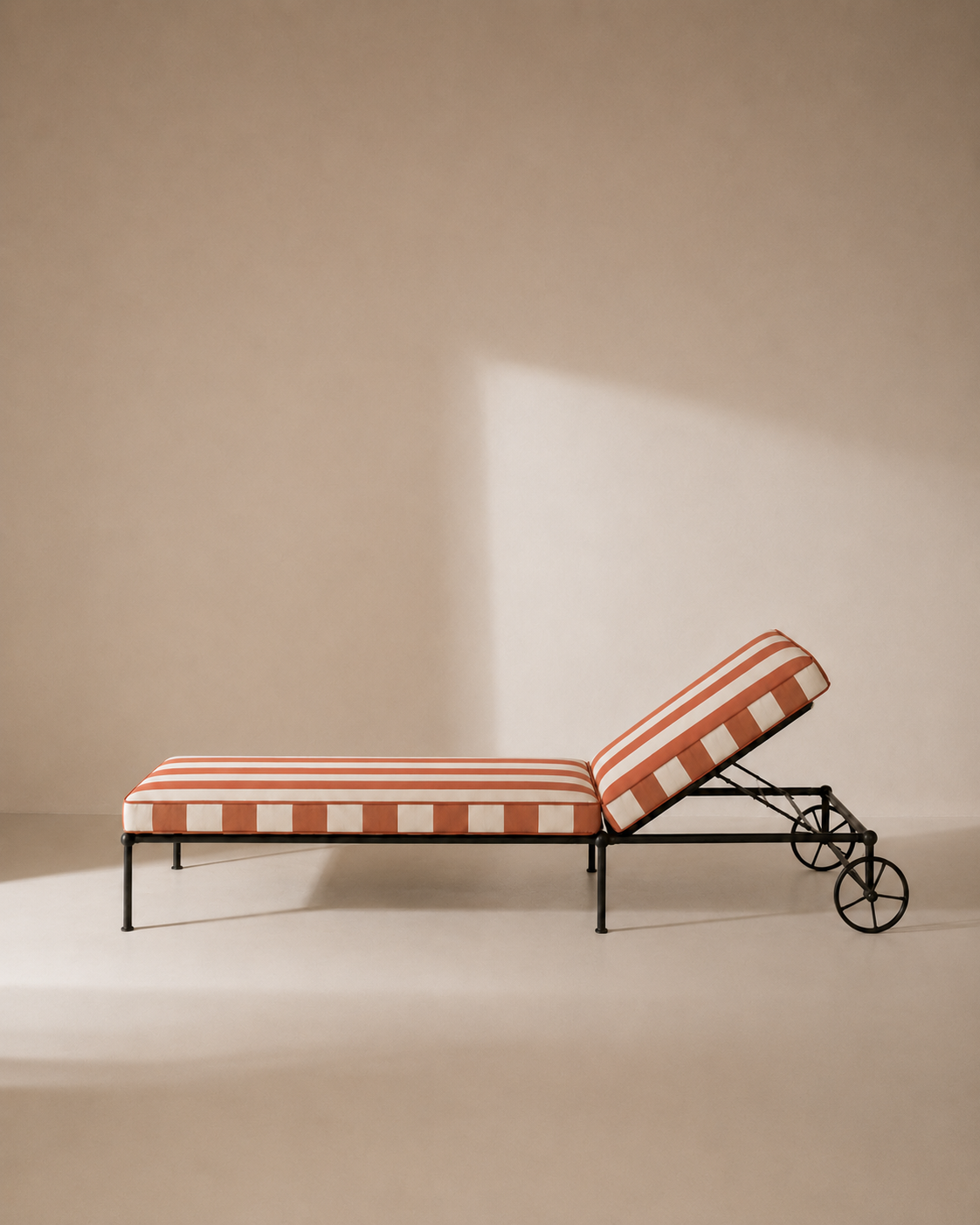 Black and Beige Medaillon Lounger Cover 210cm.