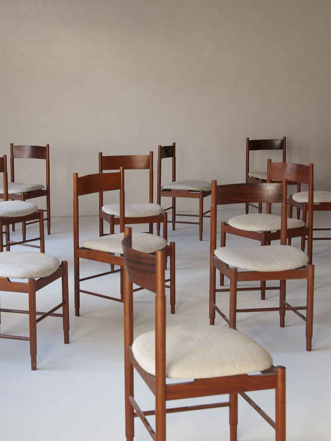 Suite de 6 chaises italiennes des années 70 en teck