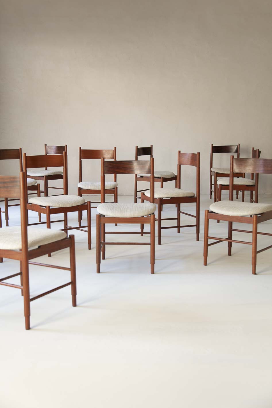 Suite with 8 chaises in teck italien des années 70