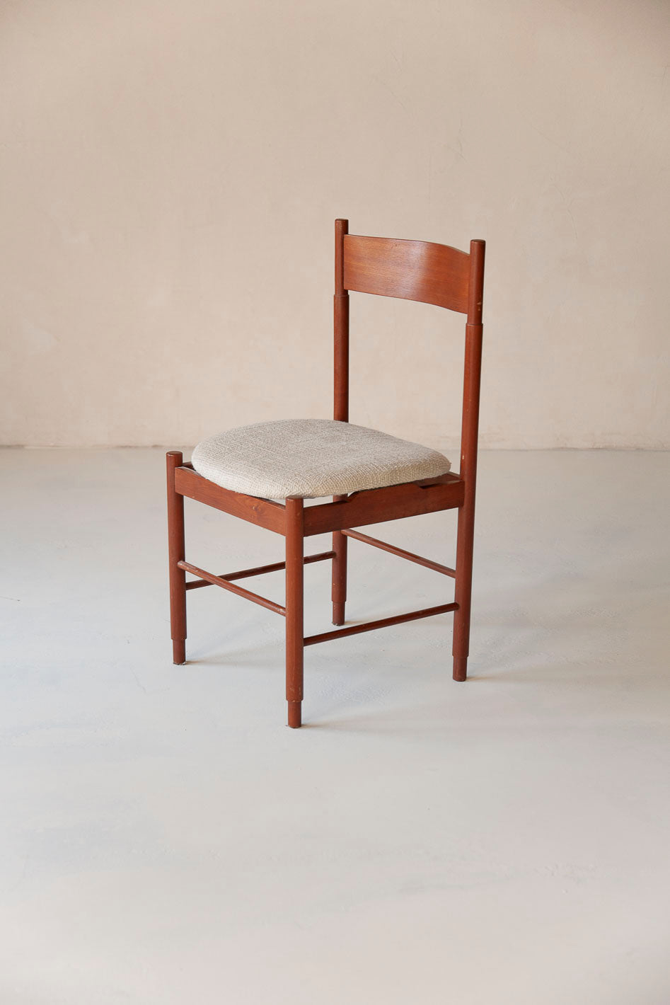 Suite de 6 chaises italiennes des années 70 en teck
