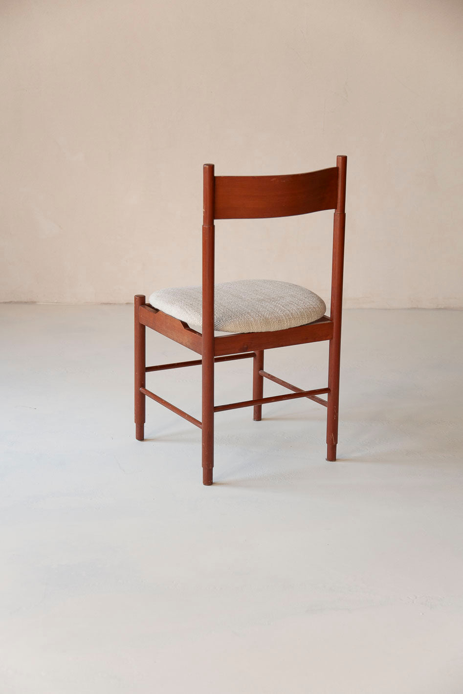Suite de 8 chaises en teck italien des années 70