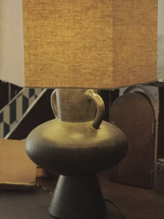 Lampe en grès anthracite avec grand abat-jour hexagonal en lin
