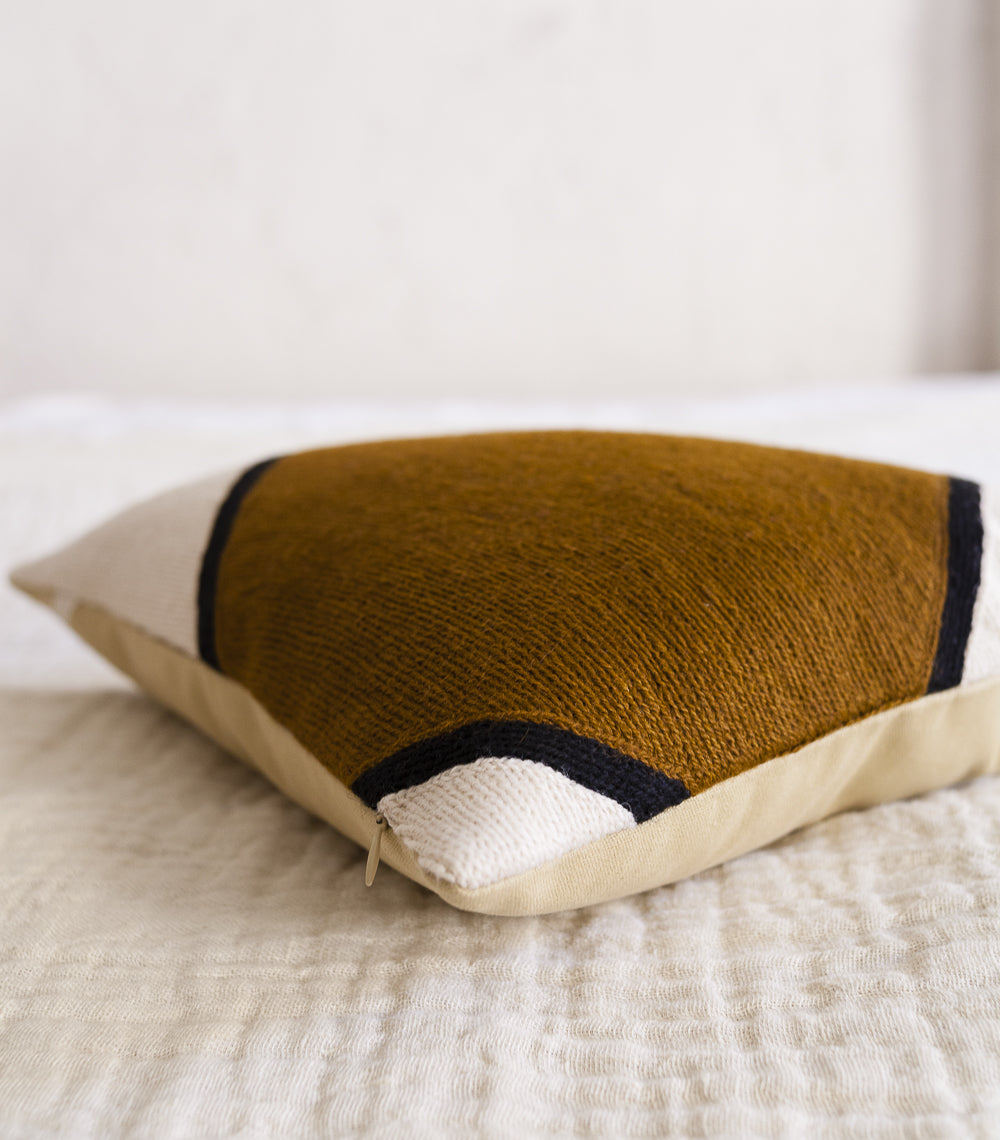 Iwani 1 cushion