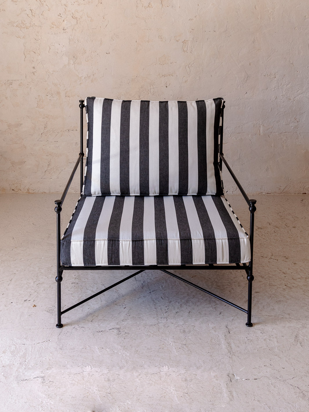 Medaillon armchair black and white stripes 