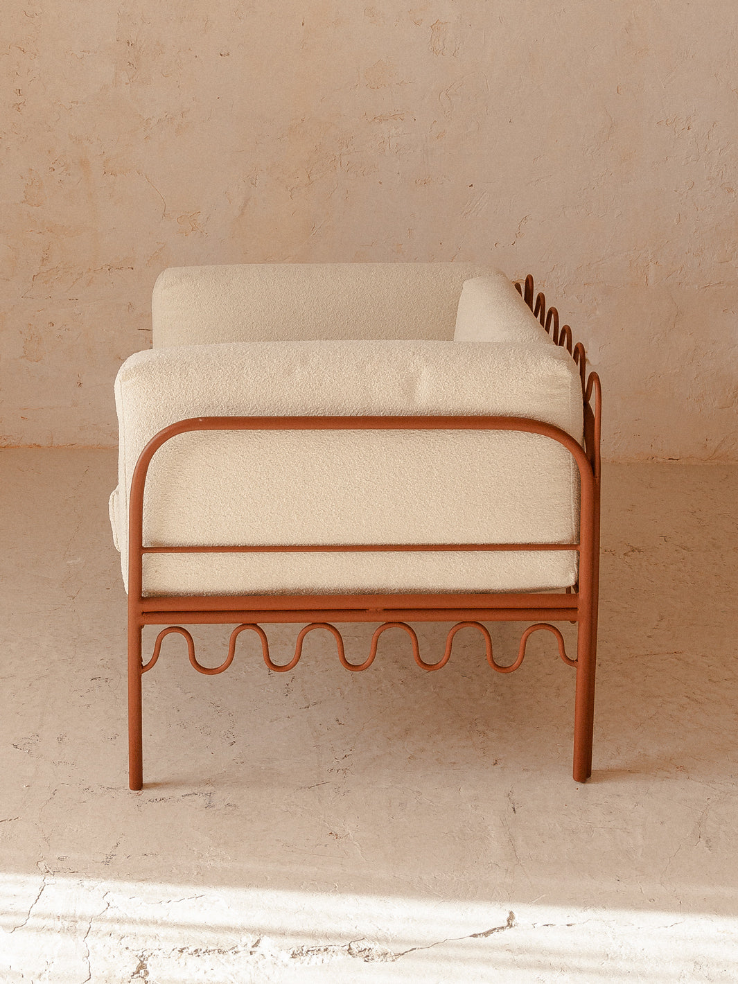 Fauteuil Festón terre cuite et écru