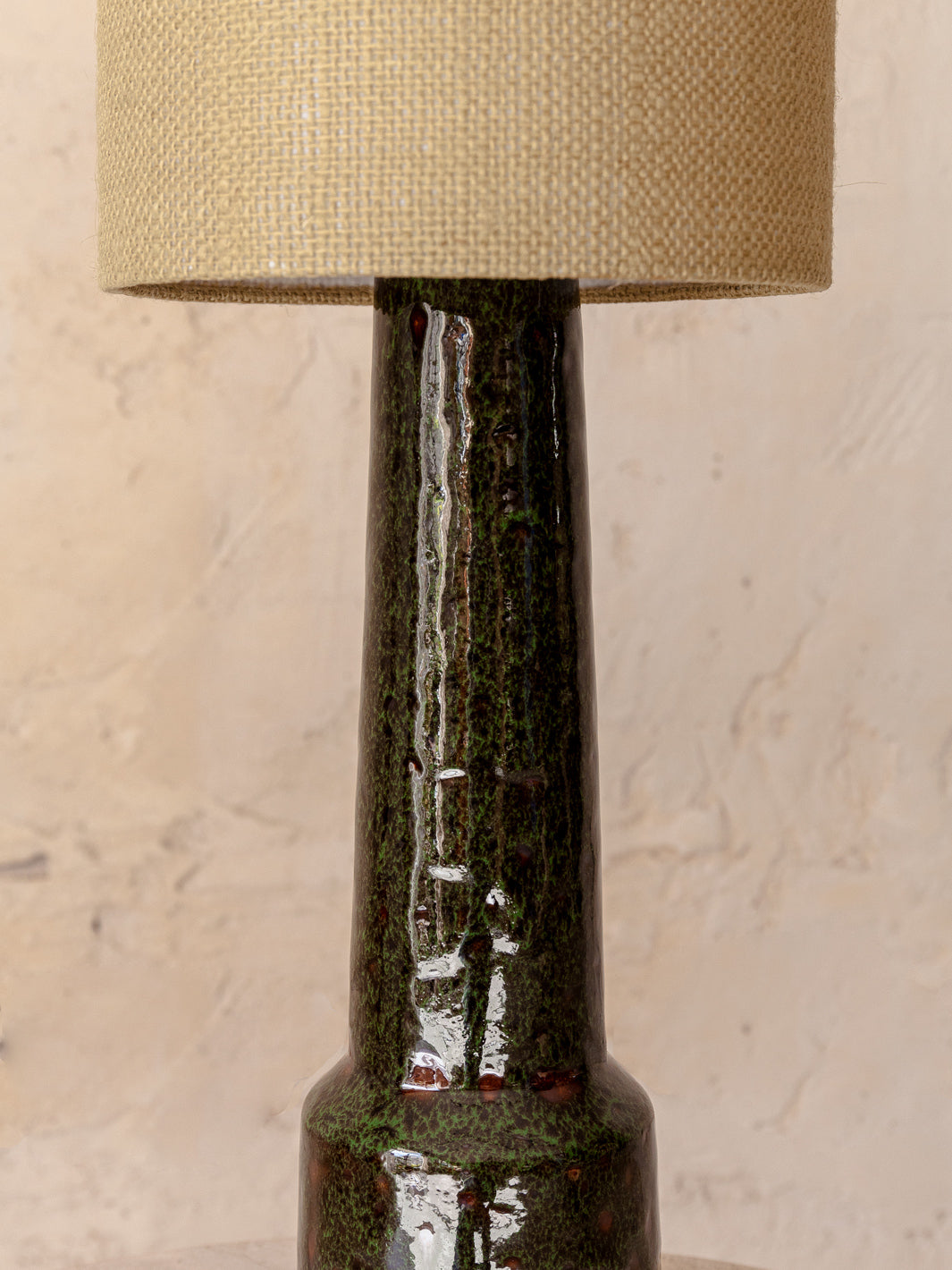 Lamp in green stoneware with tabletop in jute