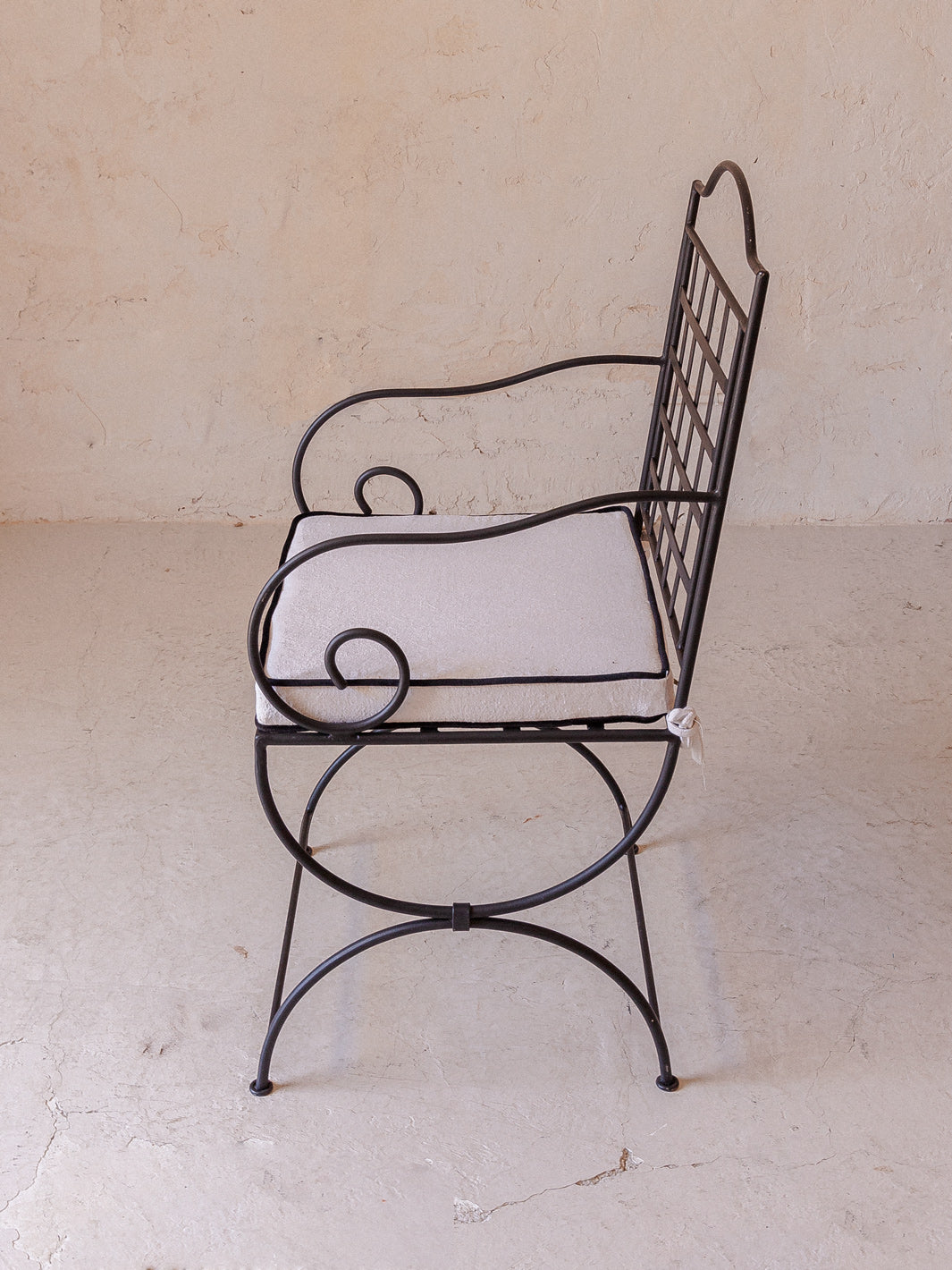 Chaise en fer forgé with accoudoirs