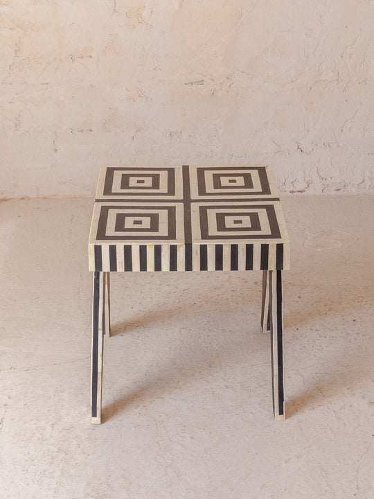 Table d'appoint en os fabriquée à la main