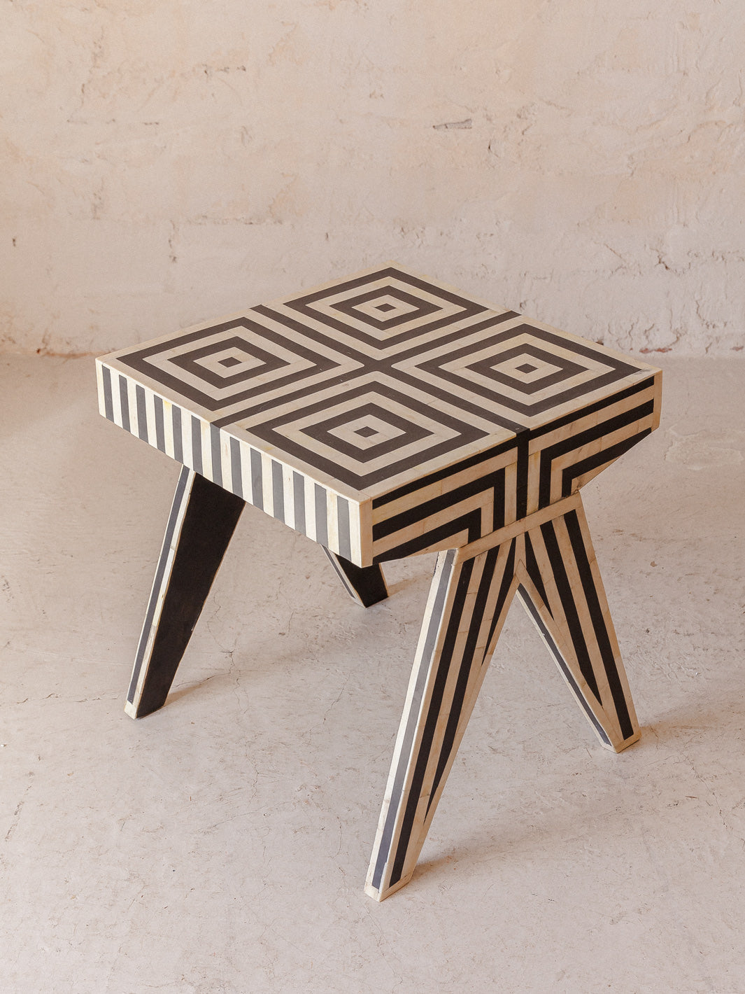 Table d'appoint en os fabriquée à la main