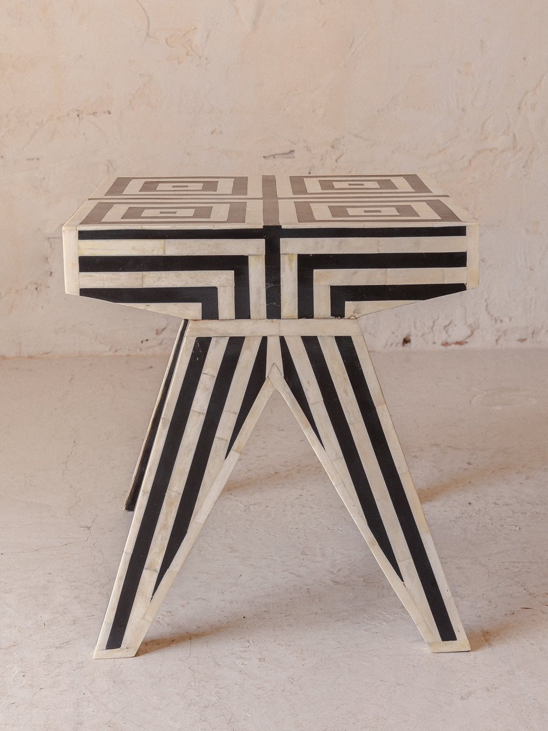 Table d'appoint en os fabriquée à la main