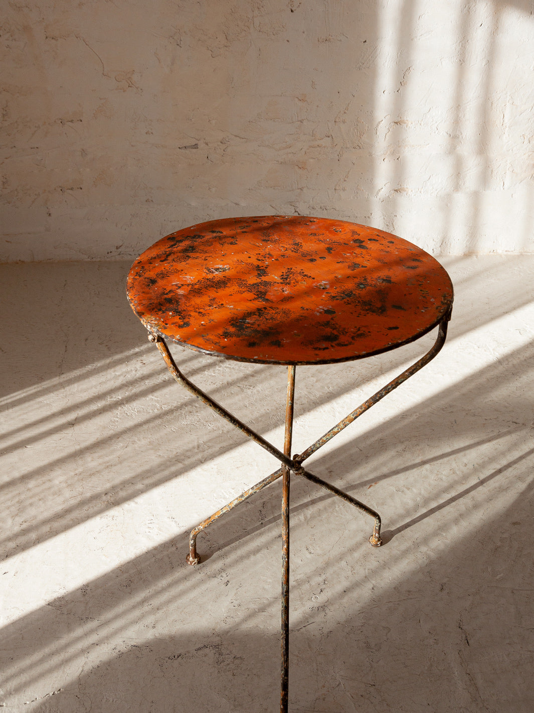 Table trois pieds rouge des années 50