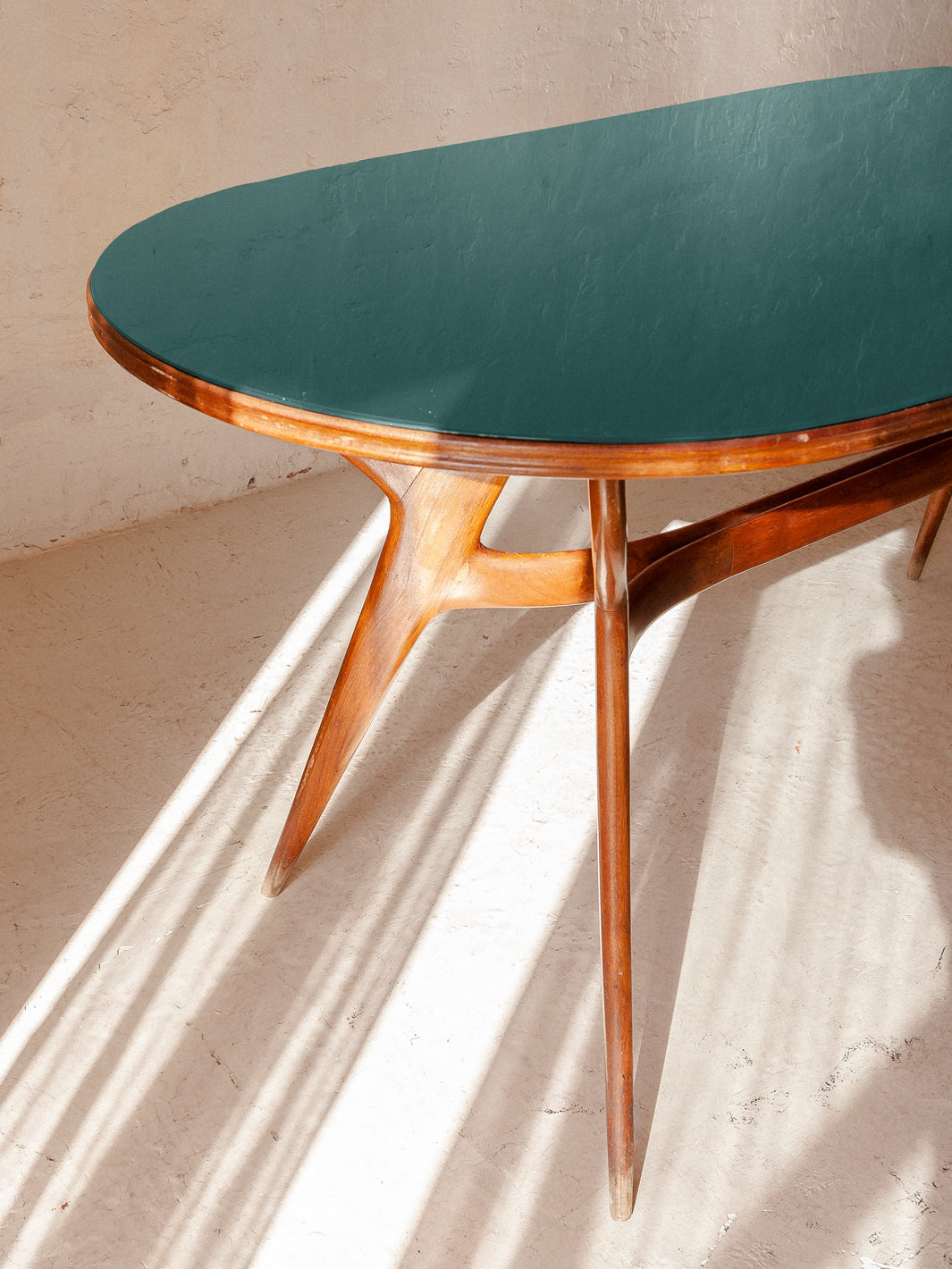 Mesa italiana nogal y cristal verde celadón años 50 172cmx87cm