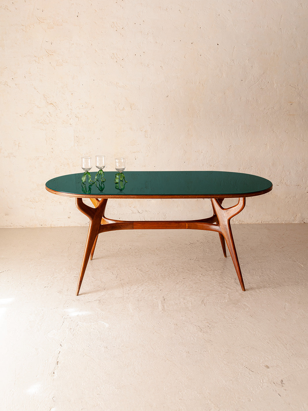 Table italienne en noyer et verre vert céladon des années 50 172cmx87cm