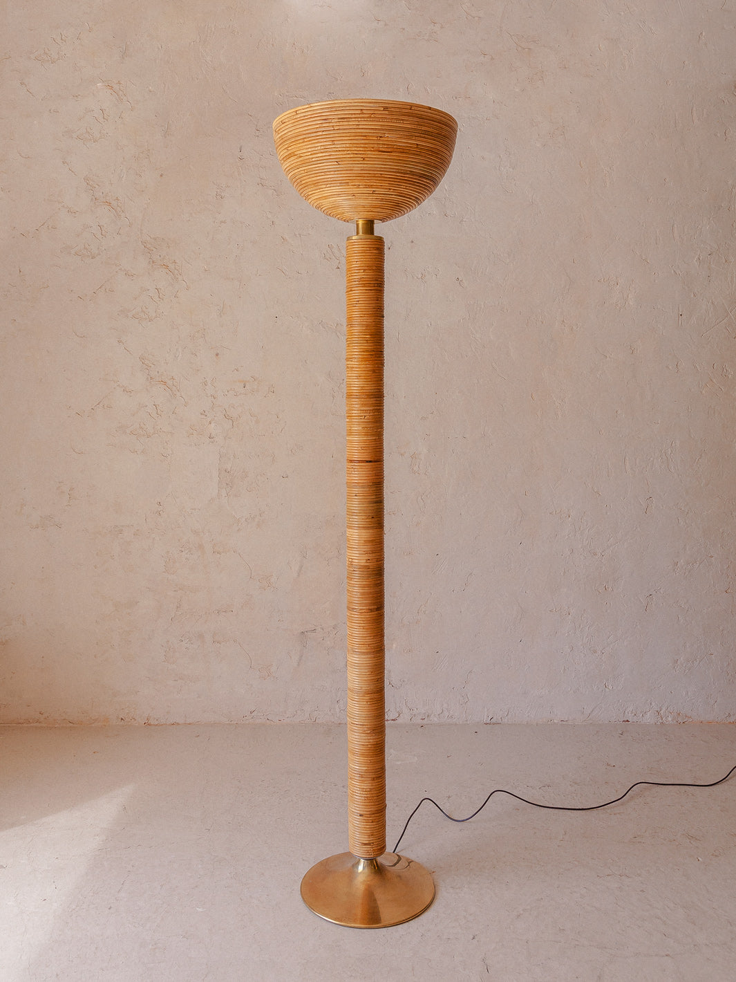 Lámpara artesanal italiana de pie de latón y bambú