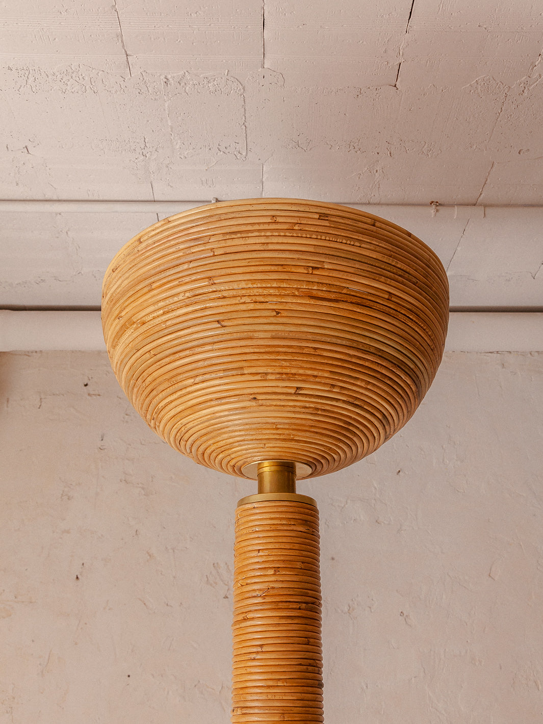 Lámpara artesanal italiana de pie de latón y bambú