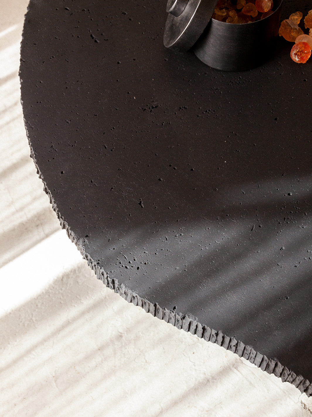 Mesa orgánica mármol travertino negro Ø130cm