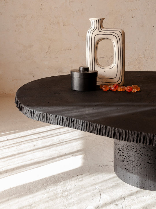 Mesa orgánica mármol travertino negro Ø130cm
