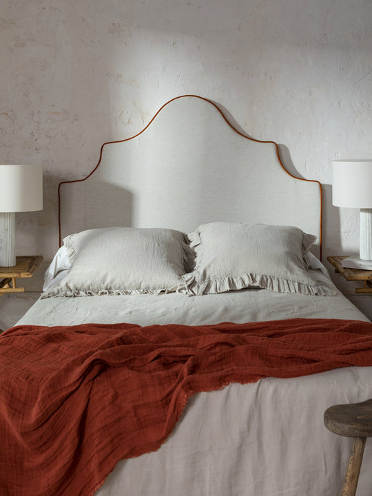 Tête de lit en velours bord terracotta Romy