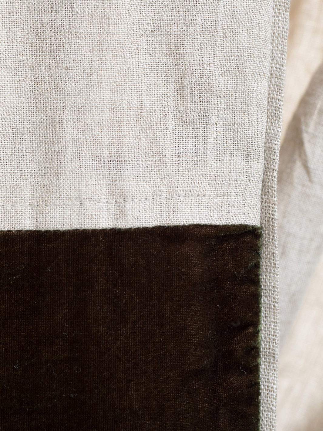 Cortina Duo Fortuna de lino crudo y terciopelo oliva oscuro 140x300cm