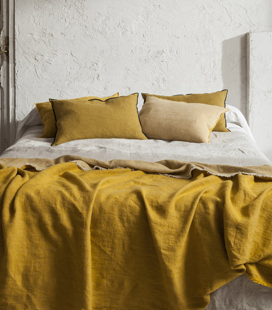 Linen cushion Ocher / Givré Maison de Vacances 40x60cm