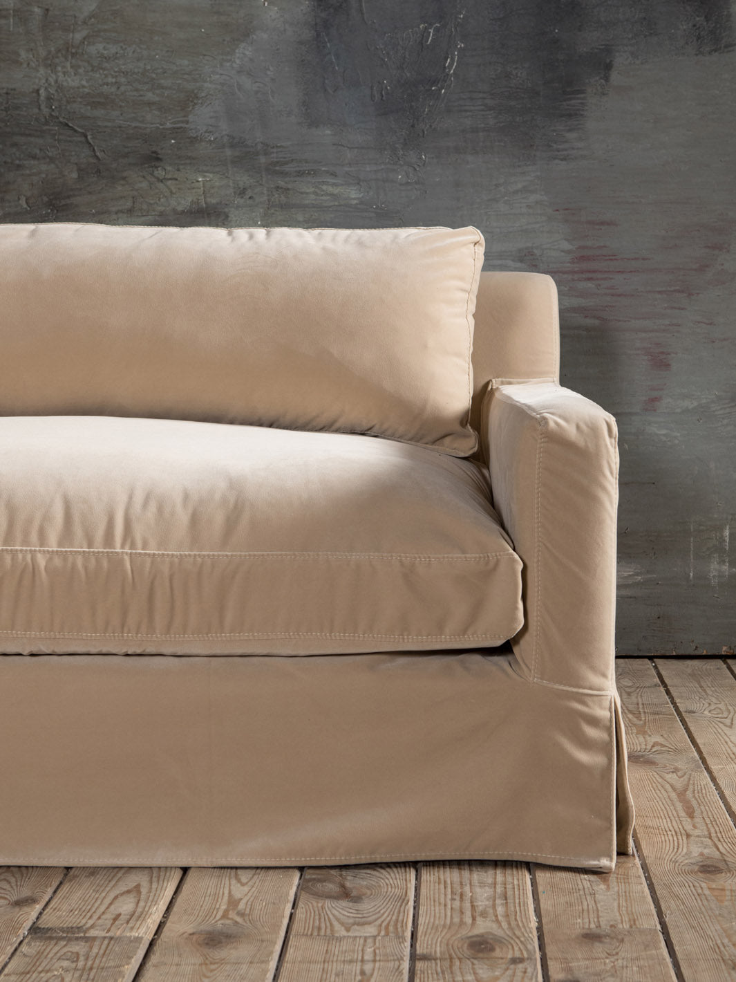 Canapé rectangulaire en velours de lin.