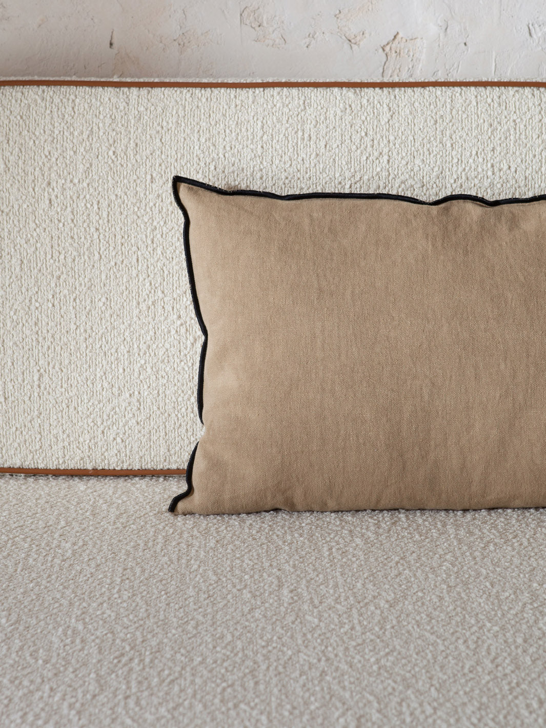 Maison de Vacances black living Sable linen cushion 40x60cm